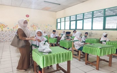 MIN 15 HSU Terima 330 Obat Cacing Dari Puskesmas Amuntai Selatan